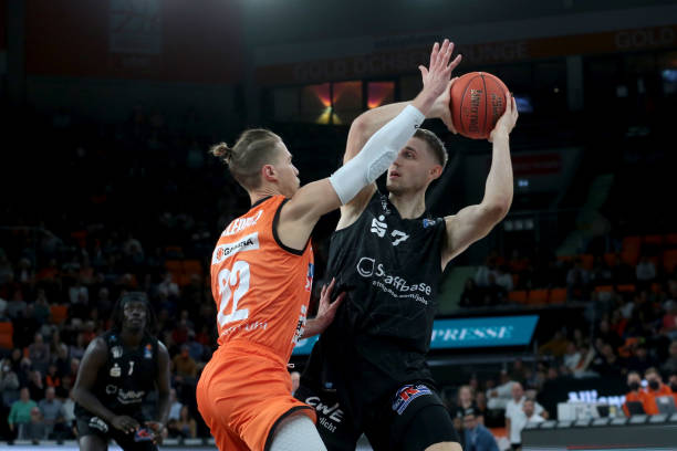 康宁汉姆球衣荣退母校，恩师盛赞活塞球星不忘初心（活塞球星康宁汉姆母校球衣退役，恩师称其初心未改）